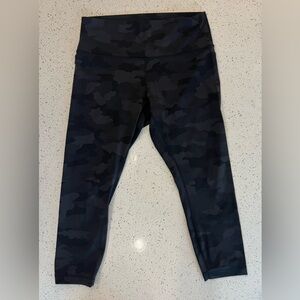 Wunder Under High Rise Crop 23”Black Camo - Size 12